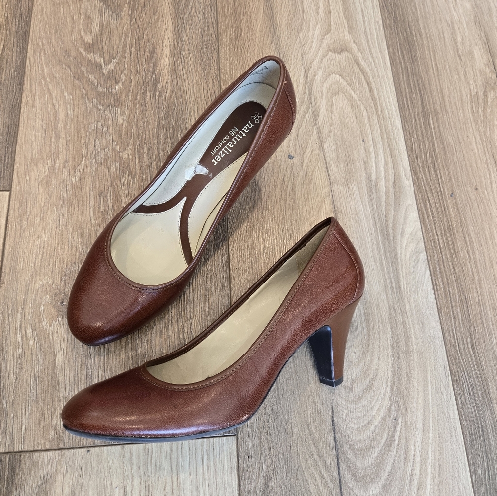 NWOT/EUC Naturalizer Women's Brown Leather Mid-Height Pump, Size 8.5